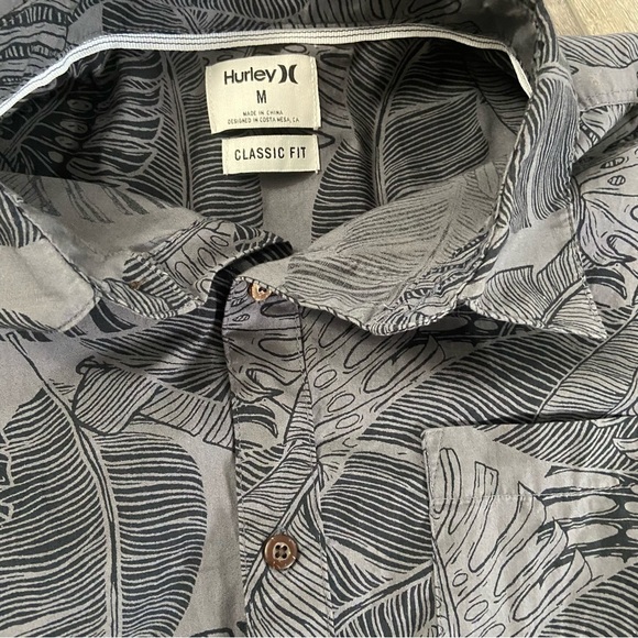 hurly Classic Fit Short Sleeve Button Up Size Medium - Picture 2 of 3